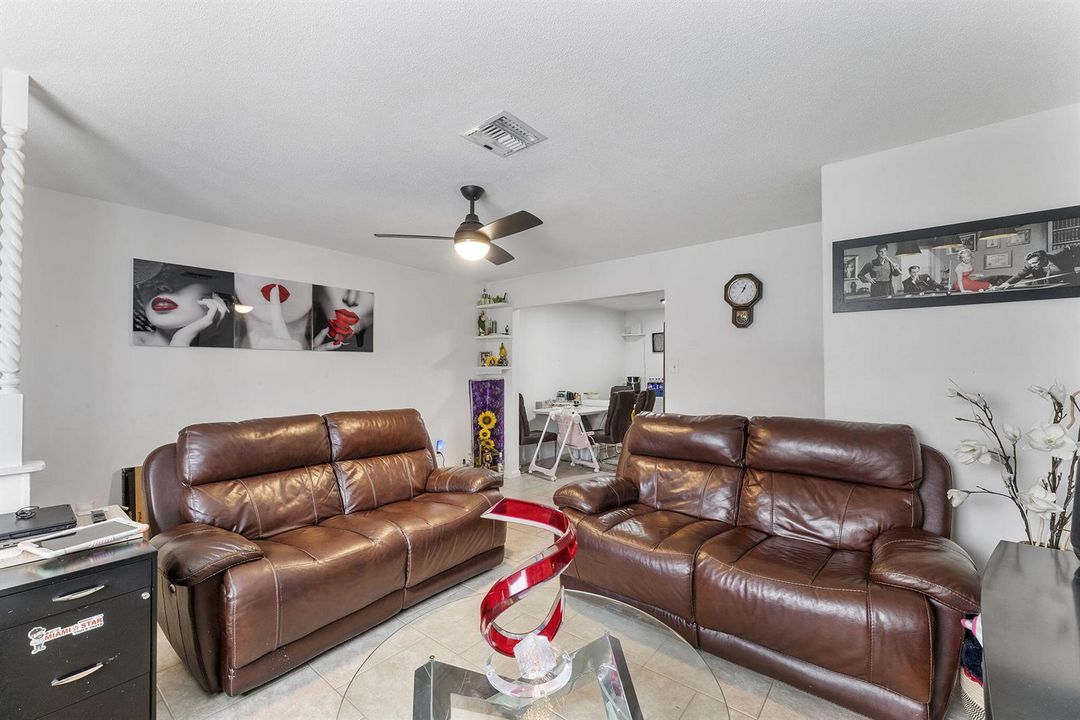 UNIT 4118 / LIVING ROOM