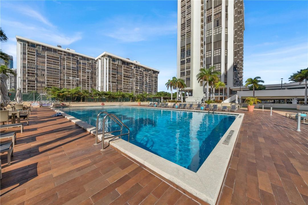 For Rent: $3,500 (1 beds, 1 baths, 1040 Square Feet)