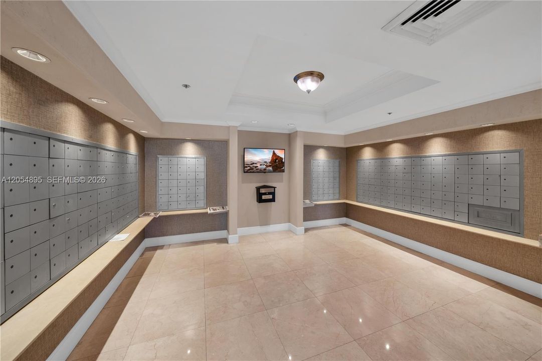 For Rent: $3,500 (1 beds, 1 baths, 1040 Square Feet)
