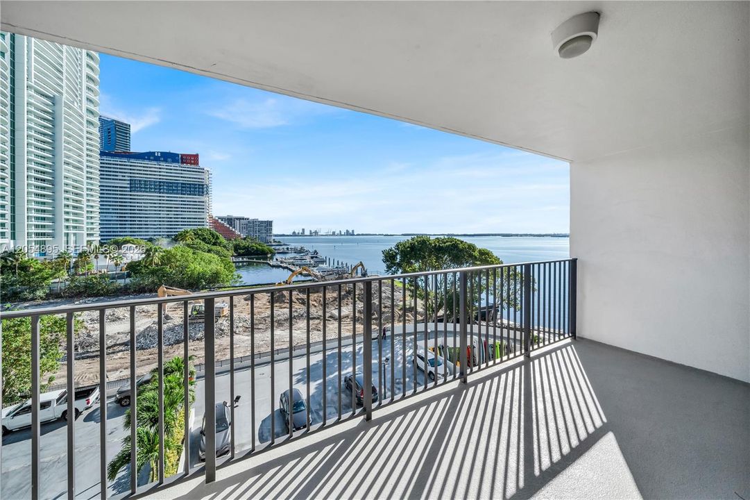 For Rent: $3,500 (1 beds, 1 baths, 1040 Square Feet)