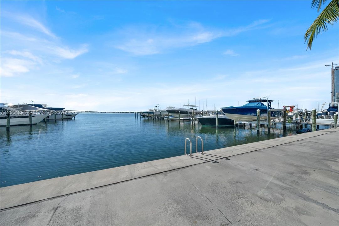 For Rent: $3,500 (1 beds, 1 baths, 1040 Square Feet)