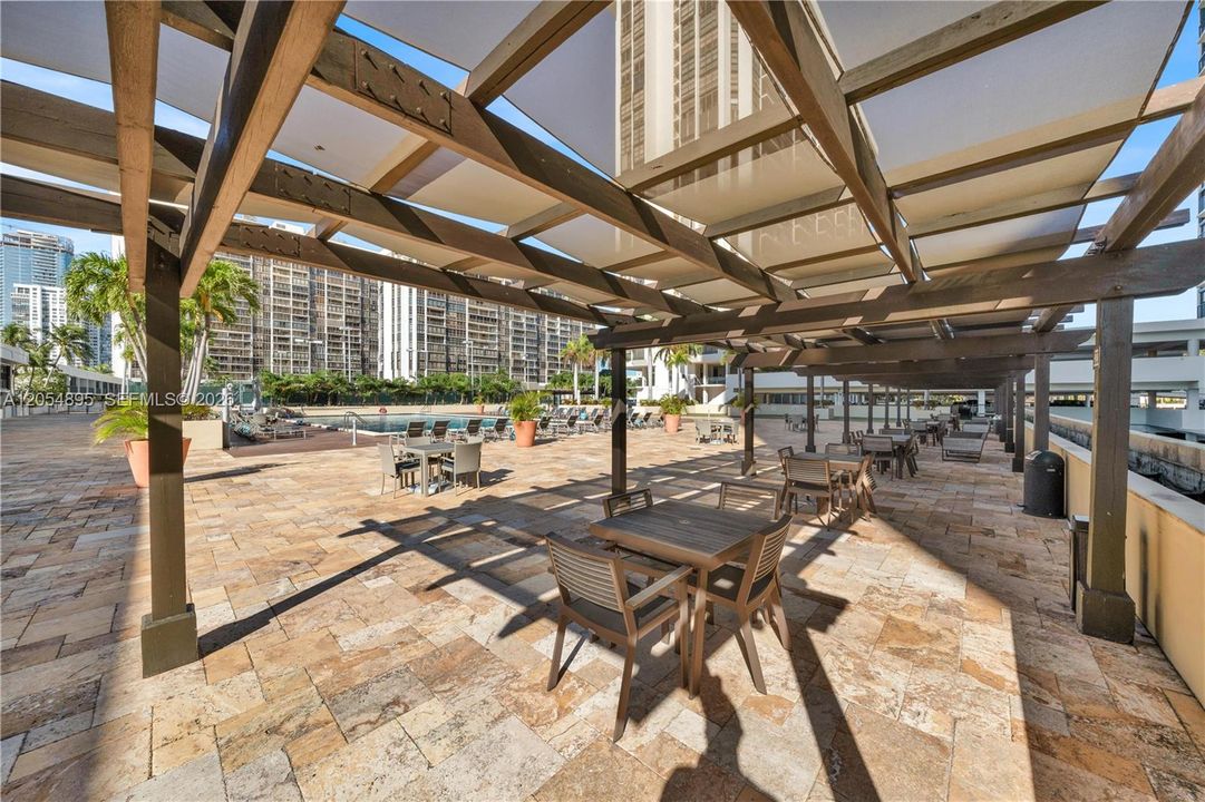 For Rent: $3,500 (1 beds, 1 baths, 1040 Square Feet)