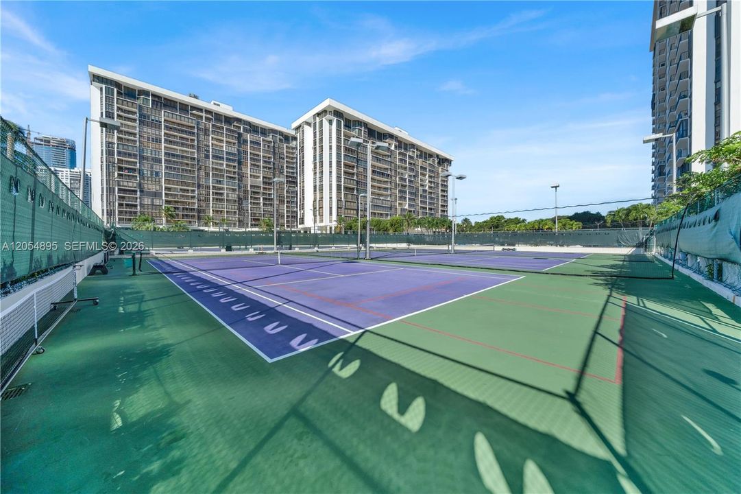 For Rent: $3,500 (1 beds, 1 baths, 1040 Square Feet)