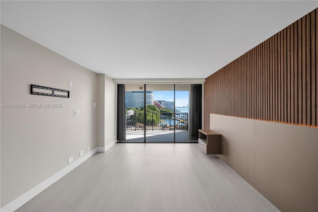 For Rent: $3,500 (1 beds, 1 baths, 1040 Square Feet)