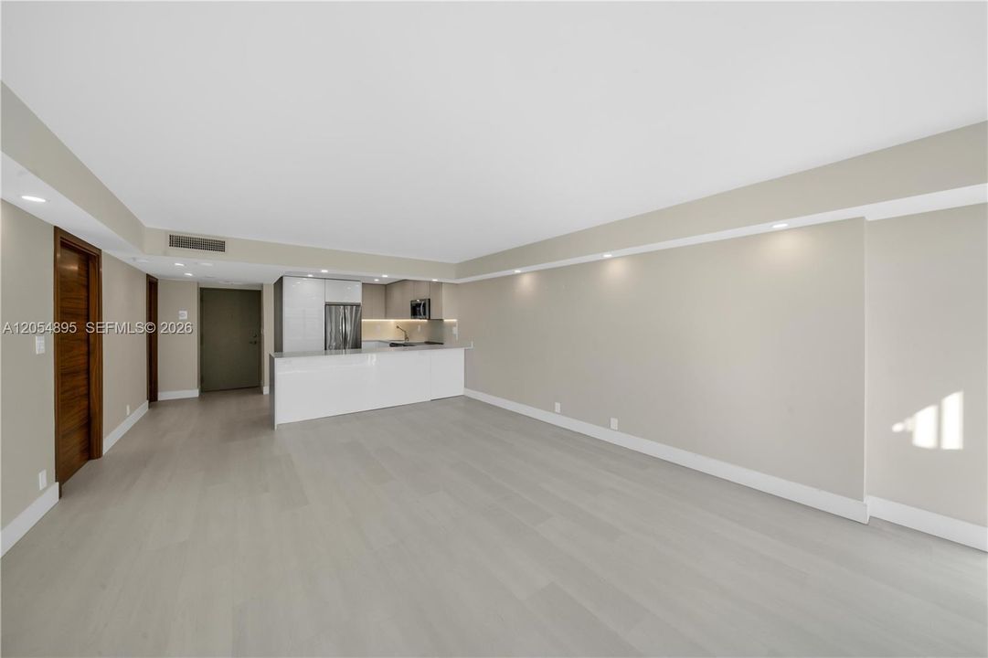 For Rent: $3,500 (1 beds, 1 baths, 1040 Square Feet)