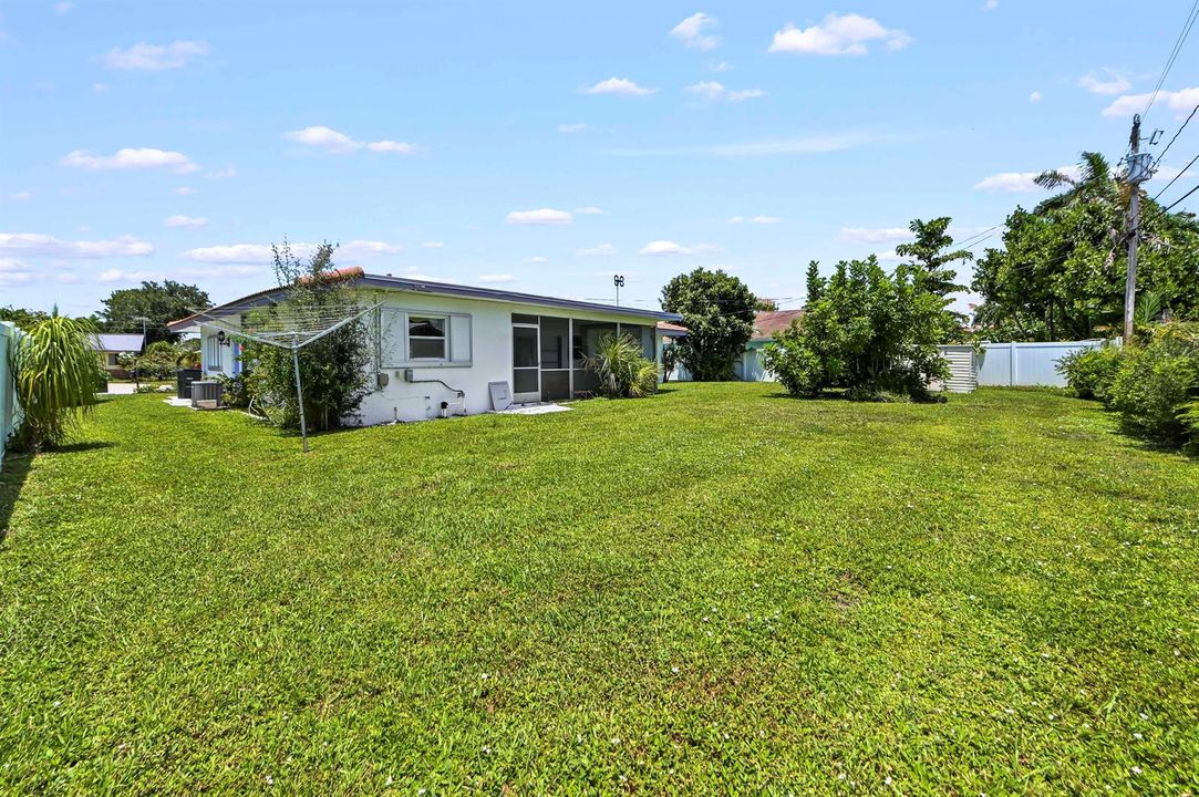 27 Backyard 01