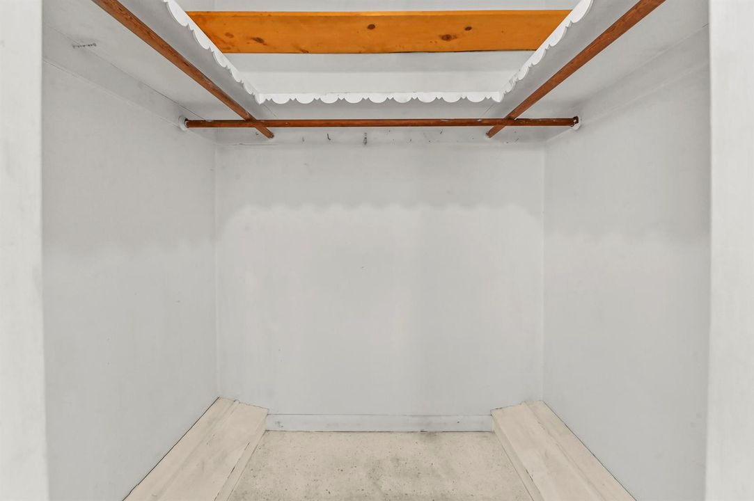 23 Closet 01