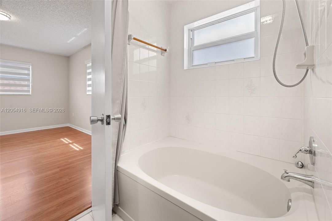 En Venta: $389,800 (4 camas, 3 baños, 1580 Pies cuadrados)