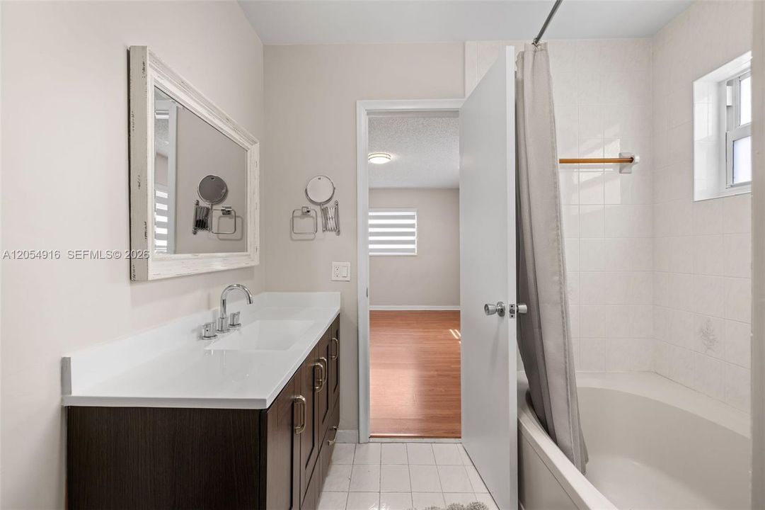 En Venta: $389,800 (4 camas, 3 baños, 1580 Pies cuadrados)
