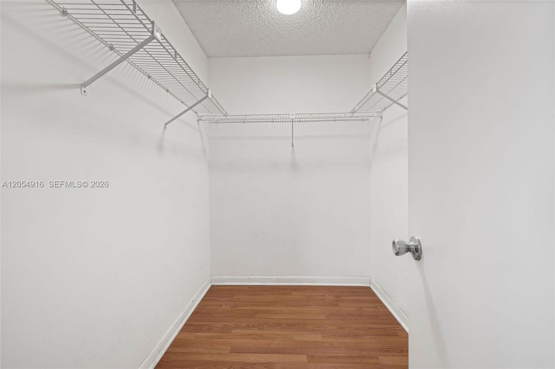 En Venta: $389,800 (4 camas, 3 baños, 1580 Pies cuadrados)