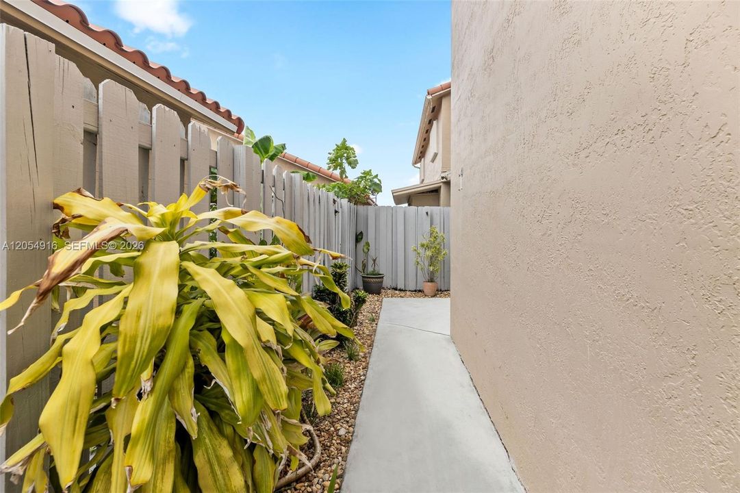 En Venta: $389,800 (4 camas, 3 baños, 1580 Pies cuadrados)