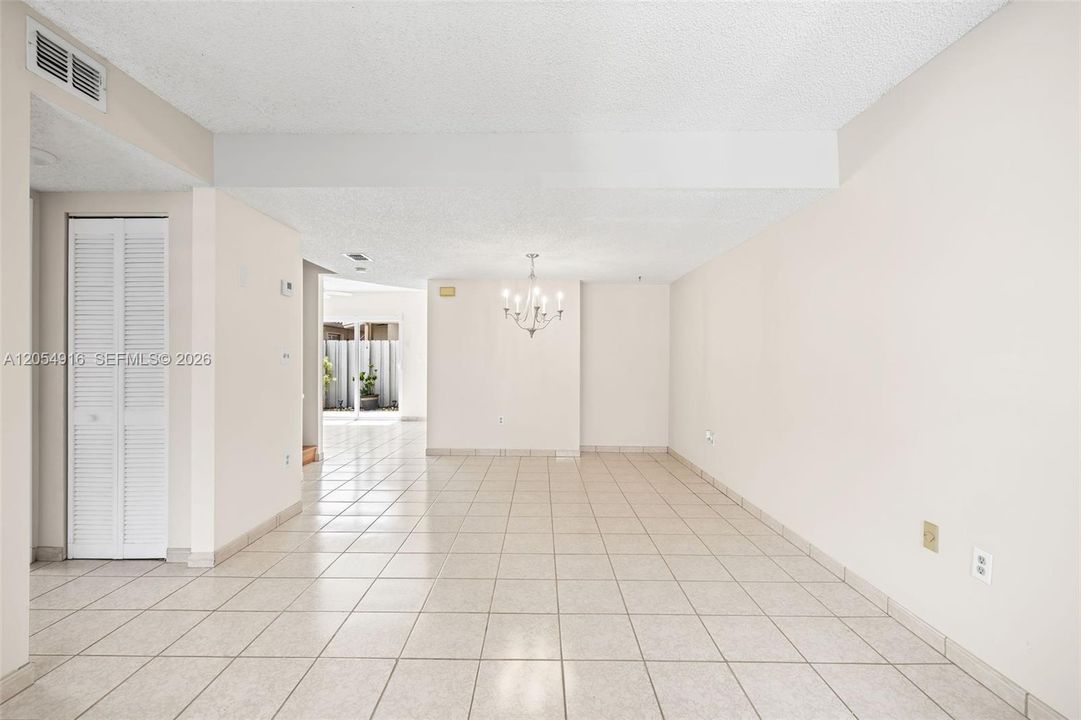 En Venta: $389,800 (4 camas, 3 baños, 1580 Pies cuadrados)