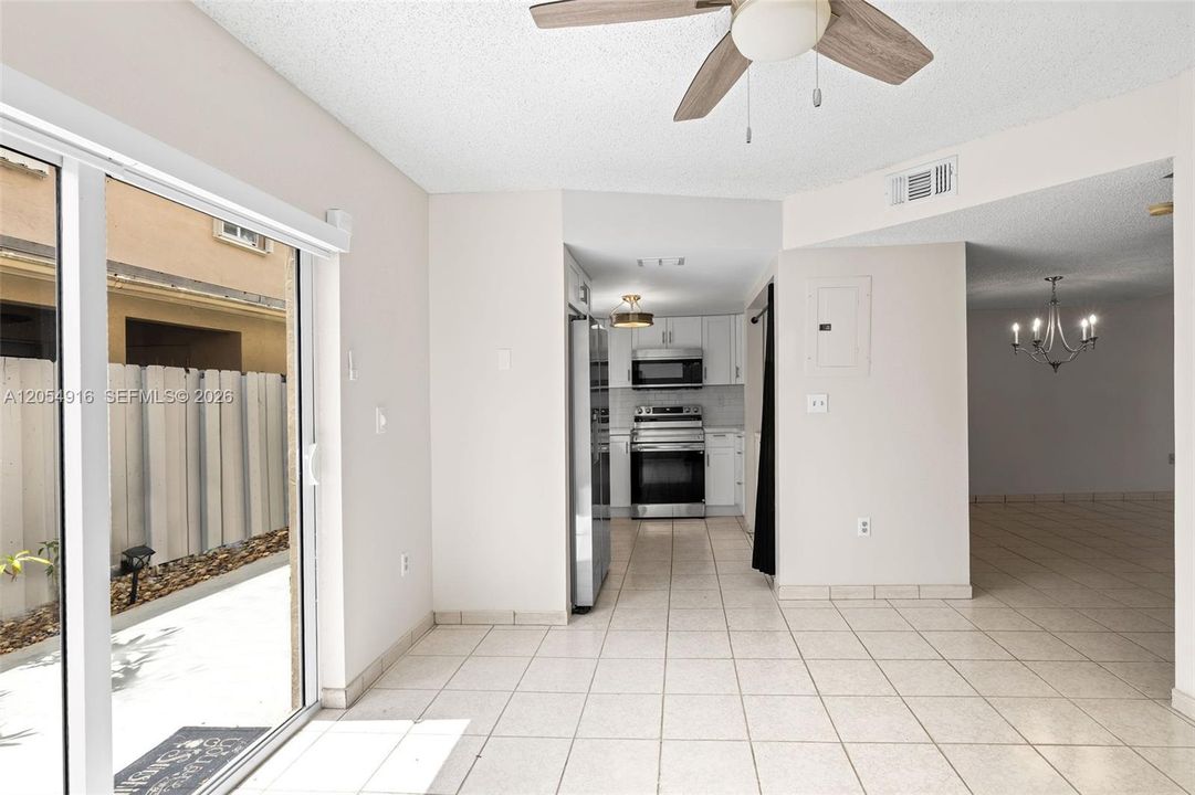 En Venta: $389,800 (4 camas, 3 baños, 1580 Pies cuadrados)