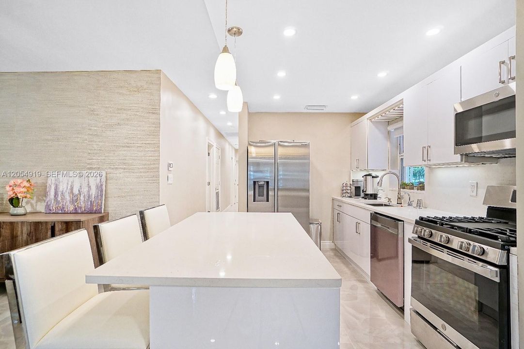 В аренду: $4,200 (3 спален, 2 ванн, 1690 Квадратных фут)