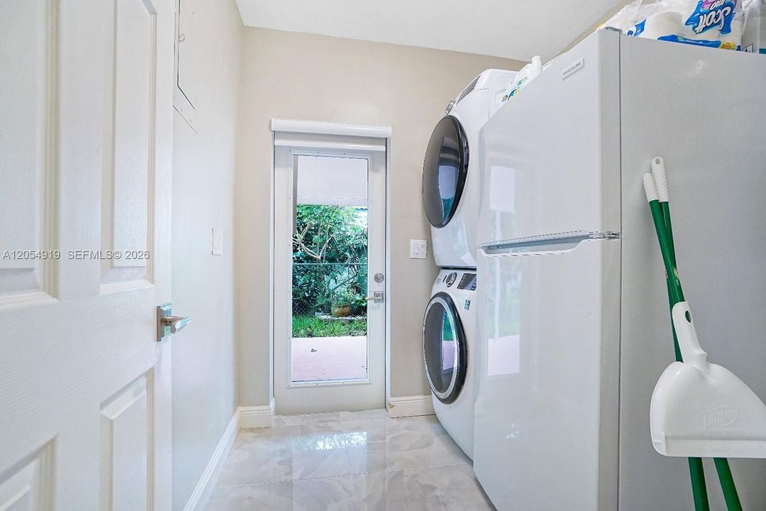 В аренду: $4,200 (3 спален, 2 ванн, 1690 Квадратных фут)