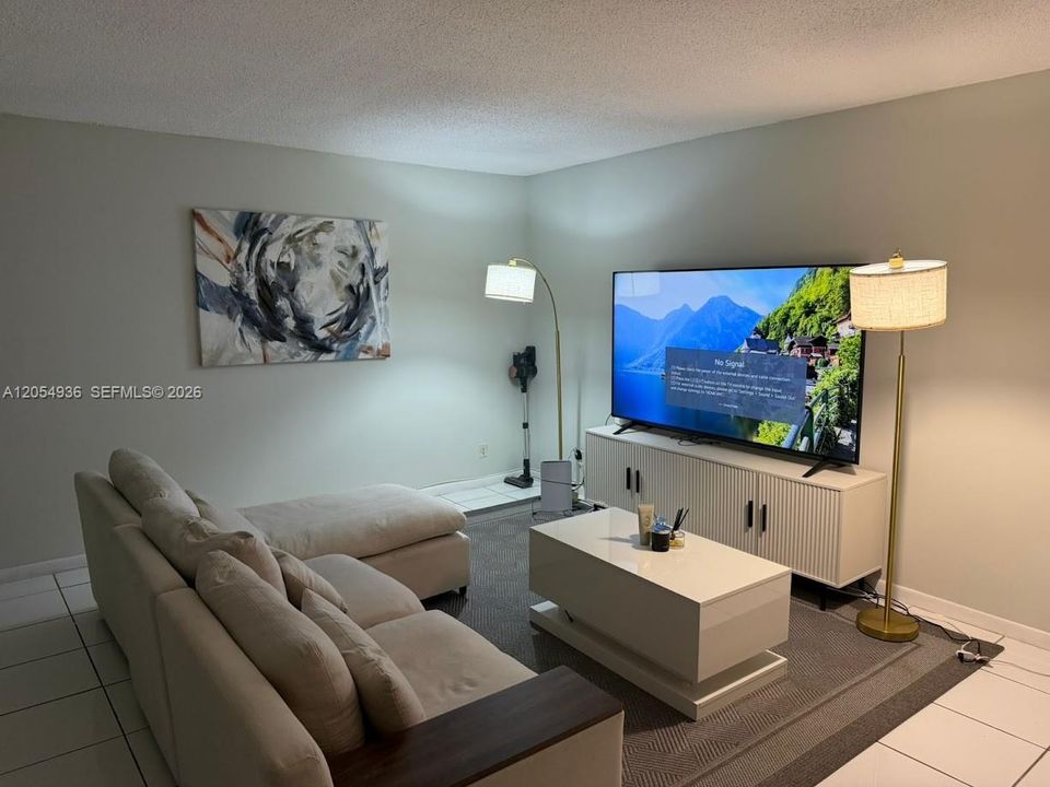 For Rent: $2,000 (2 beds, 2 baths, 880 Square Feet)