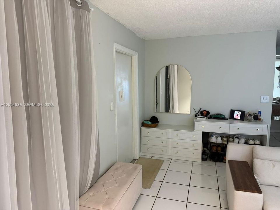 For Rent: $2,000 (2 beds, 2 baths, 880 Square Feet)