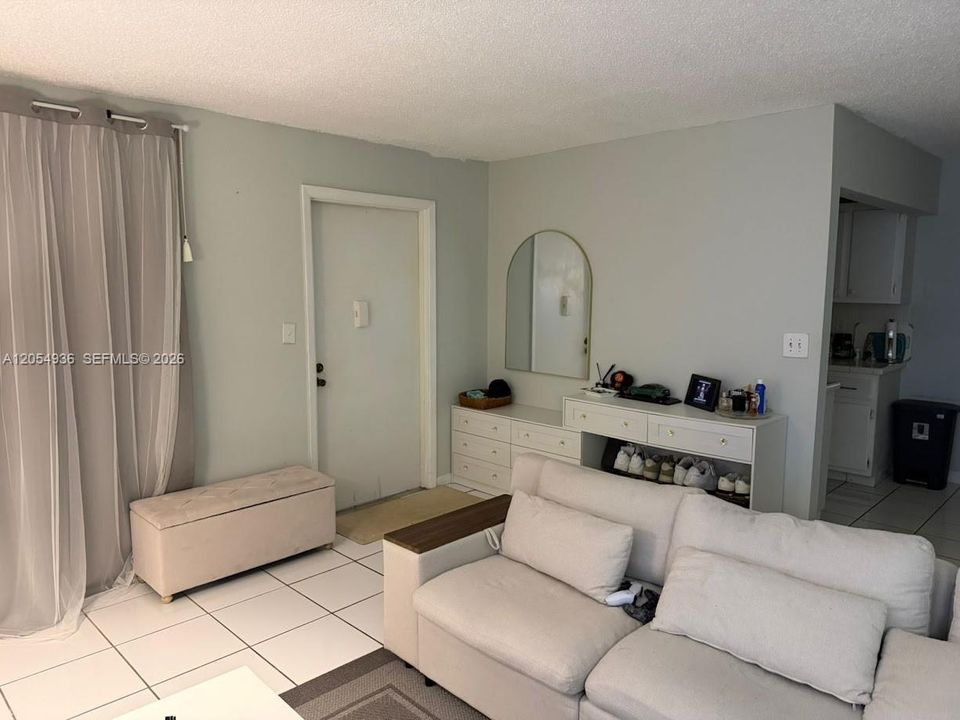 For Rent: $2,000 (2 beds, 2 baths, 880 Square Feet)