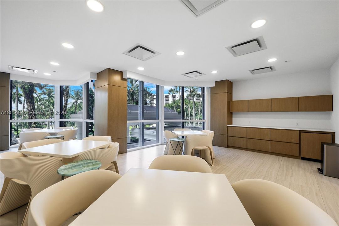 En Venta: $670,000 (3 camas, 2 baños, 1700 Pies cuadrados)