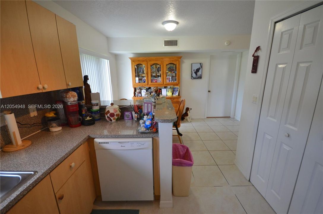 For Sale: $280,000 (3 beds, 2 baths, 1099 Square Feet)