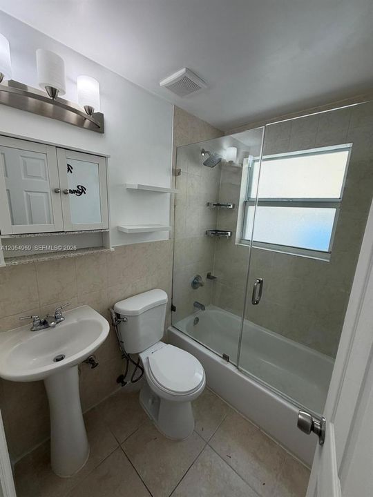 For Rent: $1,600 (1 beds, 1 baths, 6000 Square Feet)