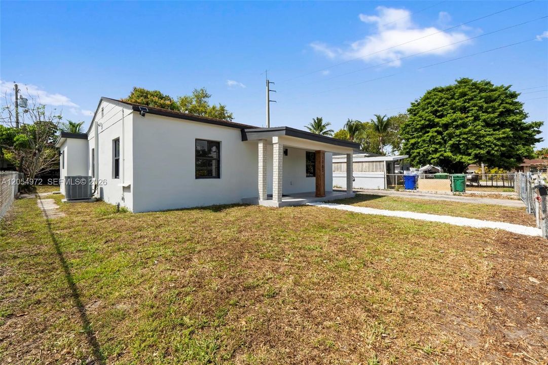 Recently Rented: $2,900 (3 beds, 1 baths, 1478 Square Feet)