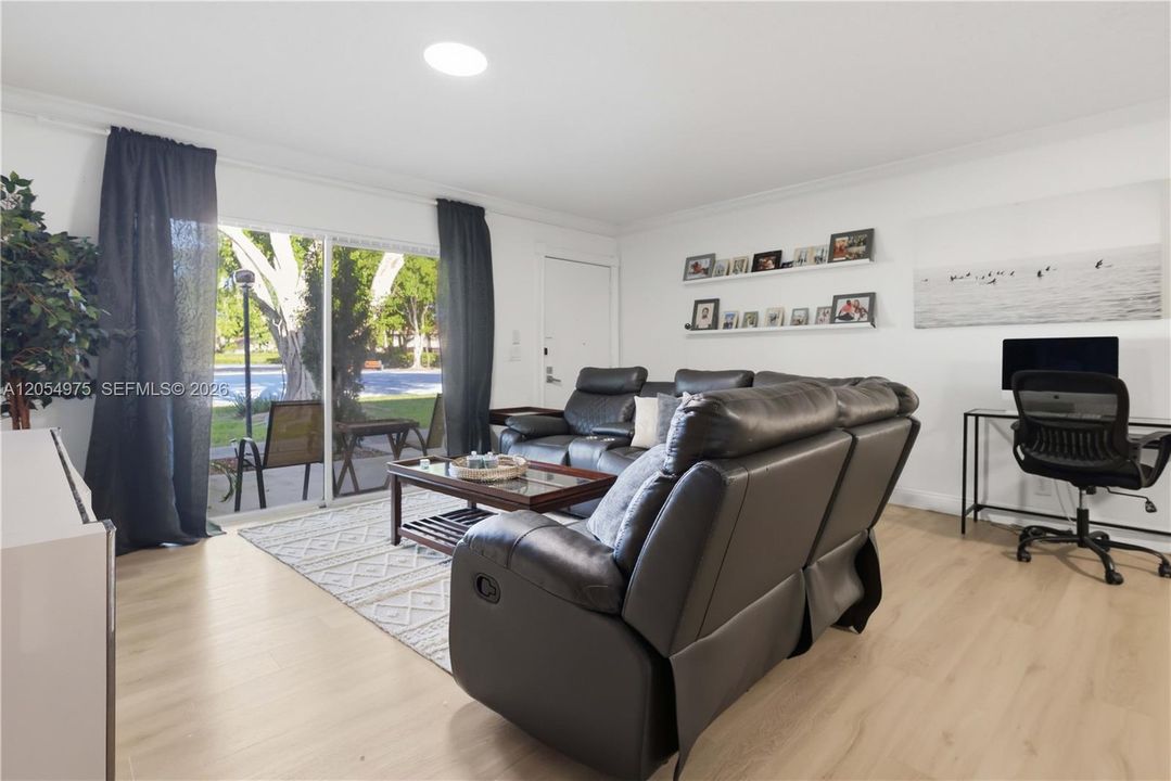 For Sale: $330,000 (2 beds, 2 baths, 1595 Square Feet)