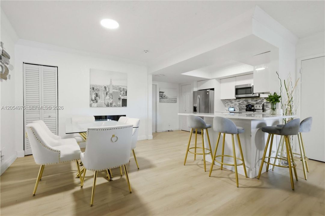 For Sale: $330,000 (2 beds, 2 baths, 1595 Square Feet)