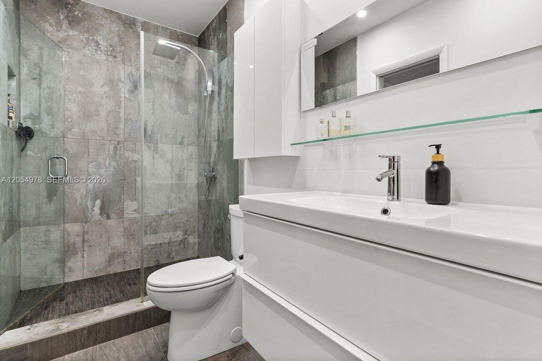 En Venta: $3,999,000 (4 camas, 3 baños, 2766 Pies cuadrados)