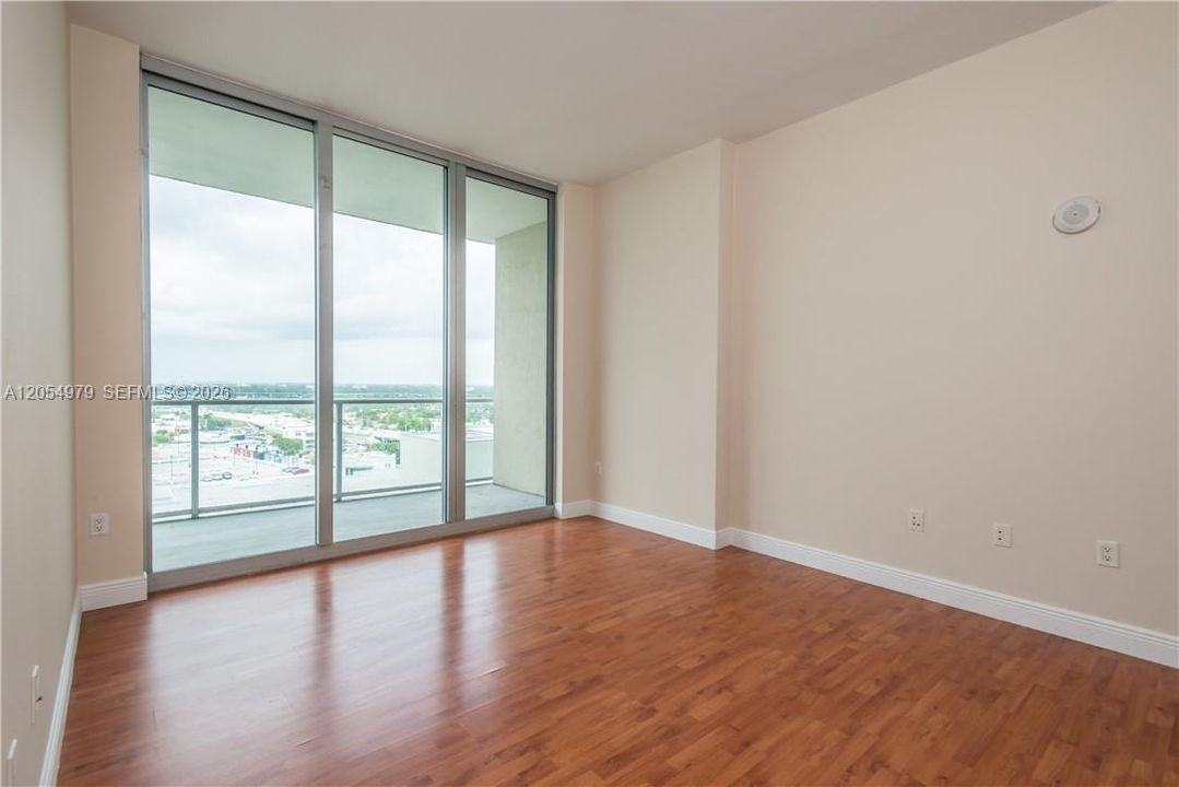 For Rent: $3,500 (1 beds, 1 baths, 735 Square Feet)