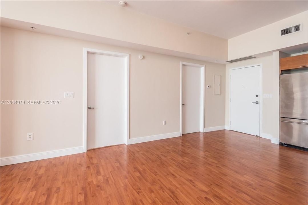 For Rent: $3,500 (1 beds, 1 baths, 735 Square Feet)