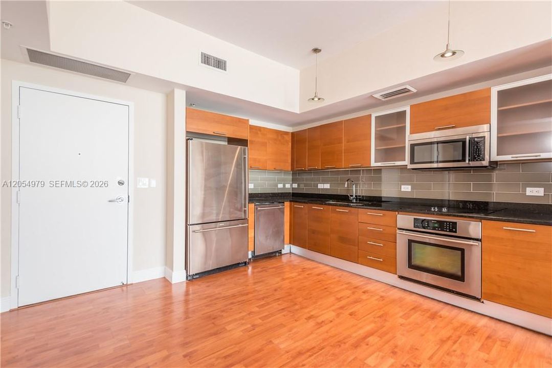 For Rent: $3,500 (1 beds, 1 baths, 735 Square Feet)