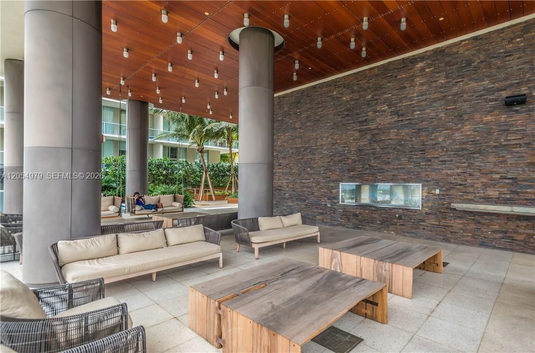 For Rent: $3,500 (1 beds, 1 baths, 735 Square Feet)