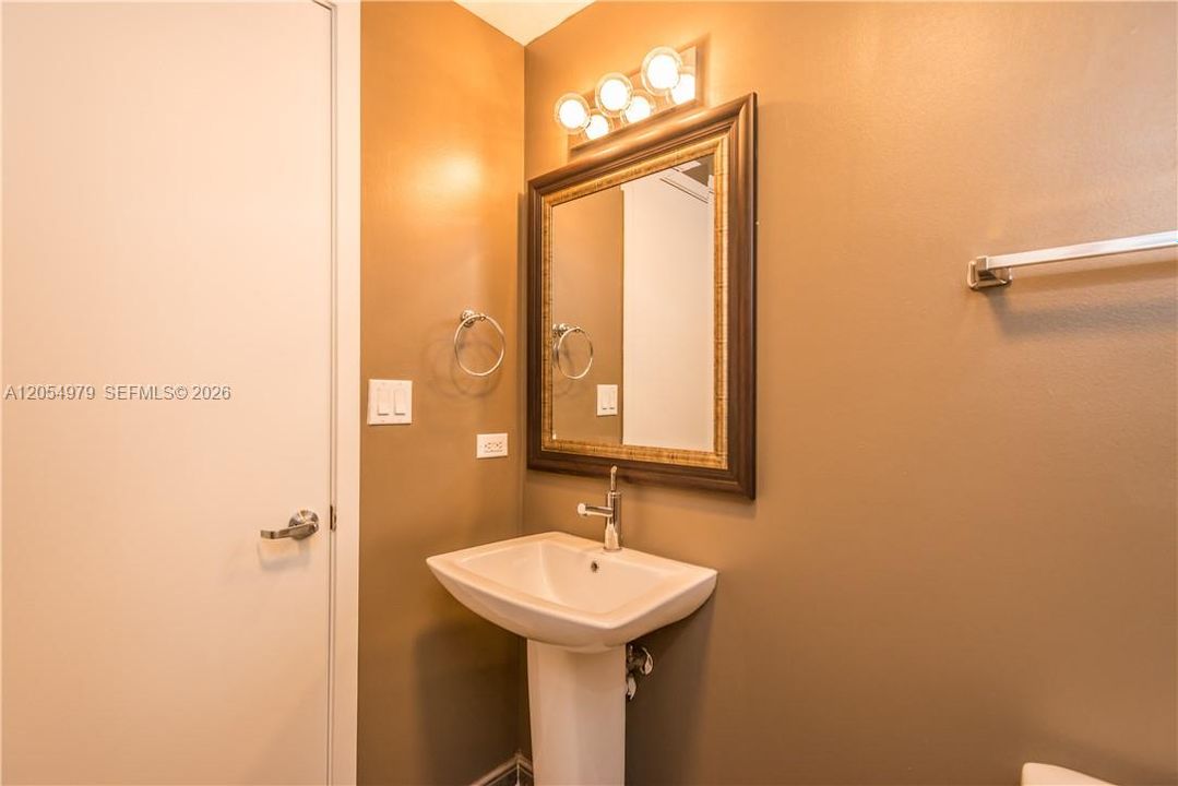 For Rent: $3,500 (1 beds, 1 baths, 735 Square Feet)