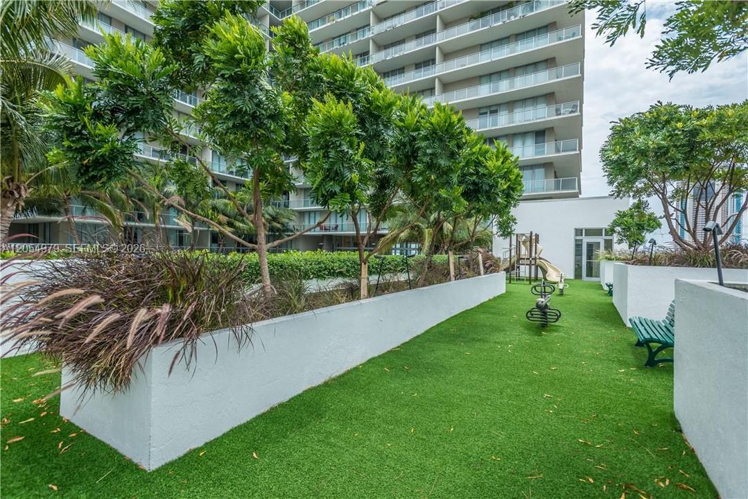 For Rent: $3,500 (1 beds, 1 baths, 735 Square Feet)