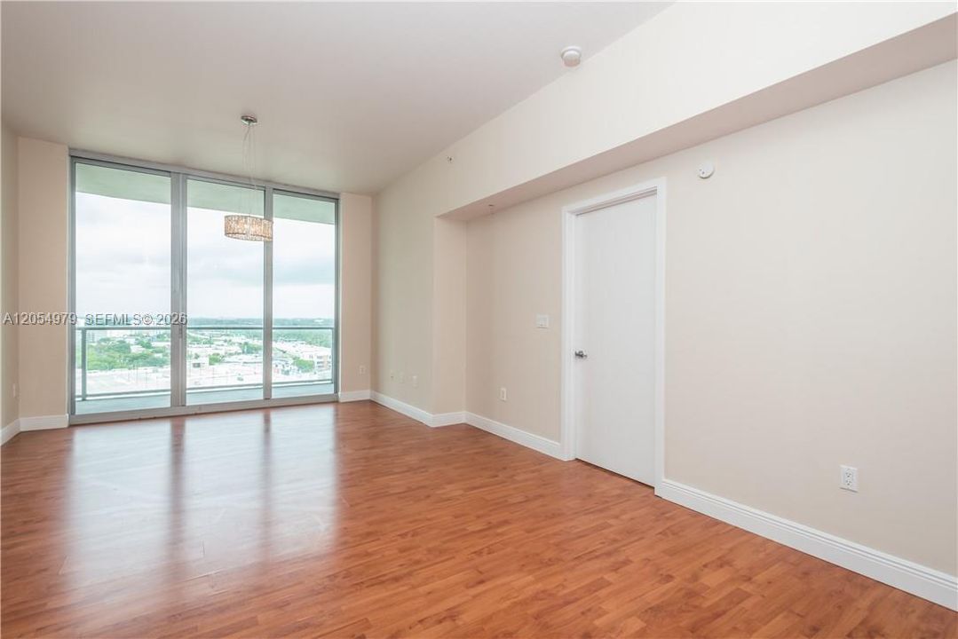 For Rent: $3,500 (1 beds, 1 baths, 735 Square Feet)