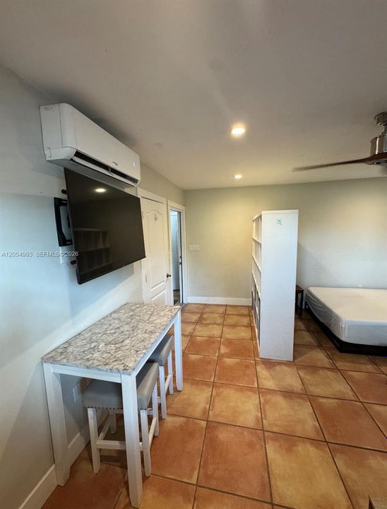 For Rent: $1,500 (0 beds, 1 baths, 350 Square Feet)