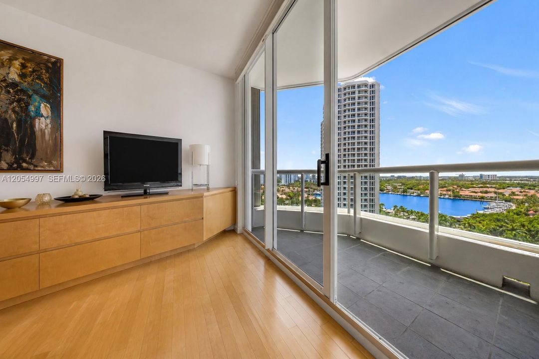 На продажу: $925,000 (2 спален, 2 ванн, 2190 Квадратных фут)