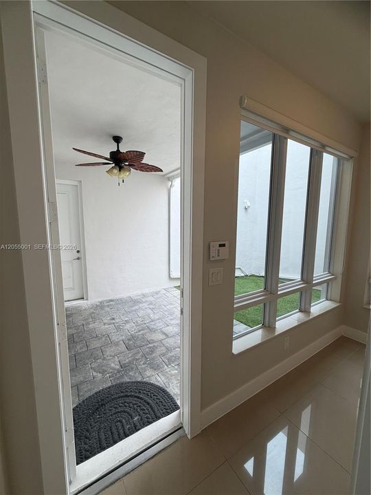 Activo con contrato: $4,500 (3 camas, 2 baños, 2317 Pies cuadrados)