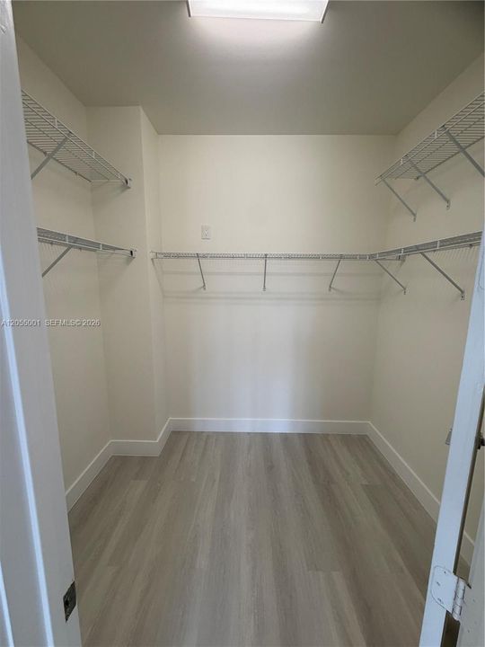 Activo con contrato: $4,500 (3 camas, 2 baños, 2317 Pies cuadrados)