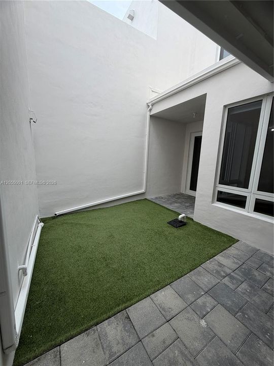 Activo con contrato: $4,500 (3 camas, 2 baños, 2317 Pies cuadrados)