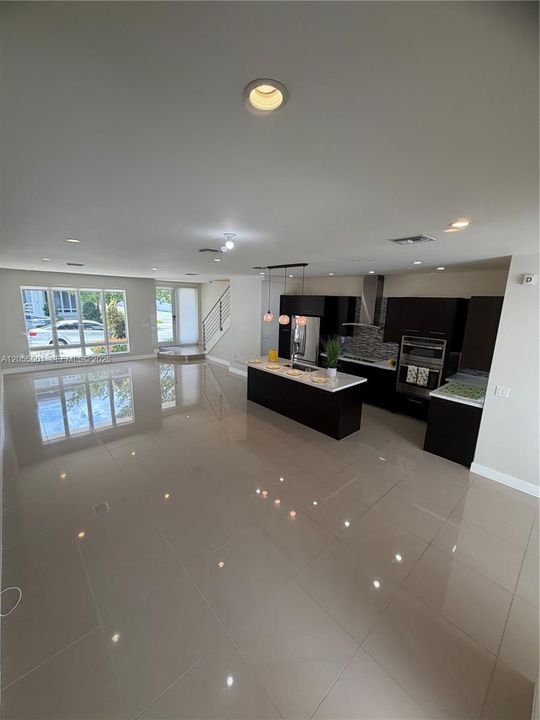 Activo con contrato: $4,500 (3 camas, 2 baños, 2317 Pies cuadrados)