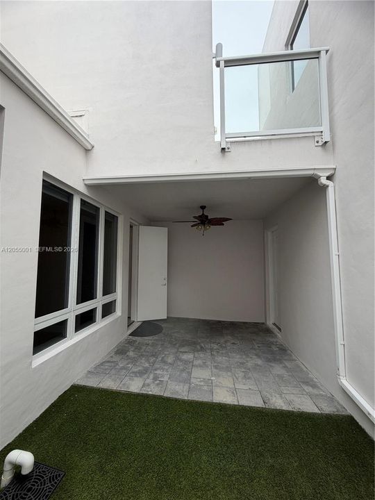 Activo con contrato: $4,500 (3 camas, 2 baños, 2317 Pies cuadrados)