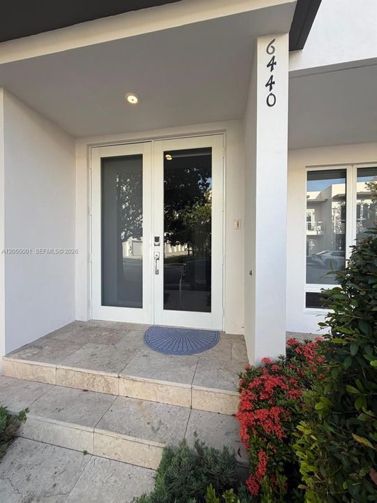 Activo con contrato: $4,500 (3 camas, 2 baños, 2317 Pies cuadrados)