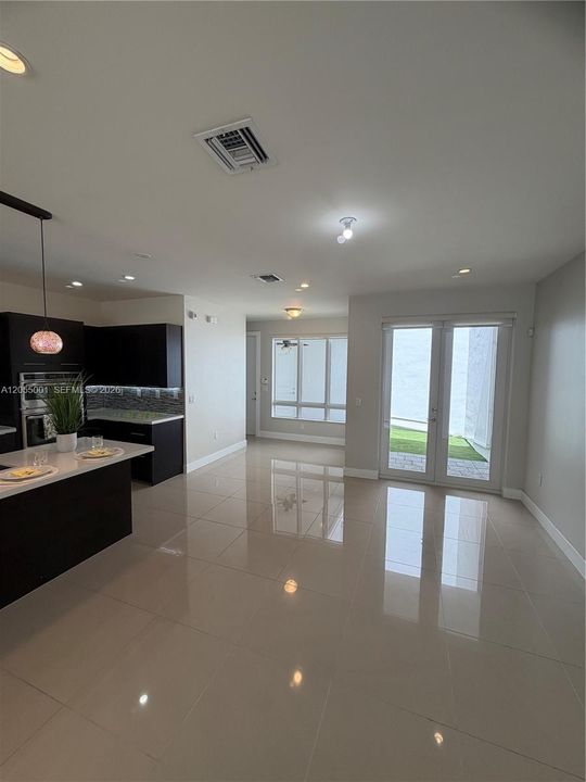 Activo con contrato: $4,500 (3 camas, 2 baños, 2317 Pies cuadrados)