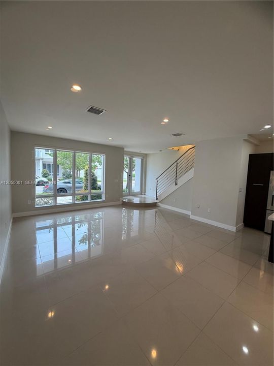 Activo con contrato: $4,500 (3 camas, 2 baños, 2317 Pies cuadrados)