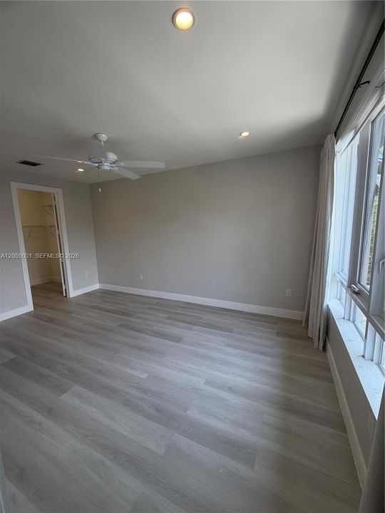 Activo con contrato: $4,500 (3 camas, 2 baños, 2317 Pies cuadrados)