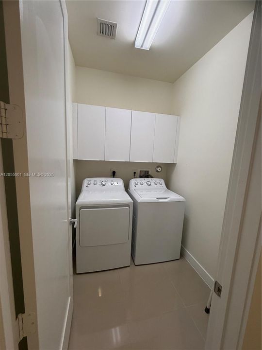 Activo con contrato: $4,500 (3 camas, 2 baños, 2317 Pies cuadrados)