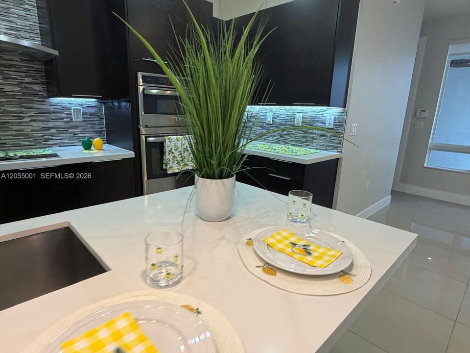 Activo con contrato: $4,500 (3 camas, 2 baños, 2317 Pies cuadrados)