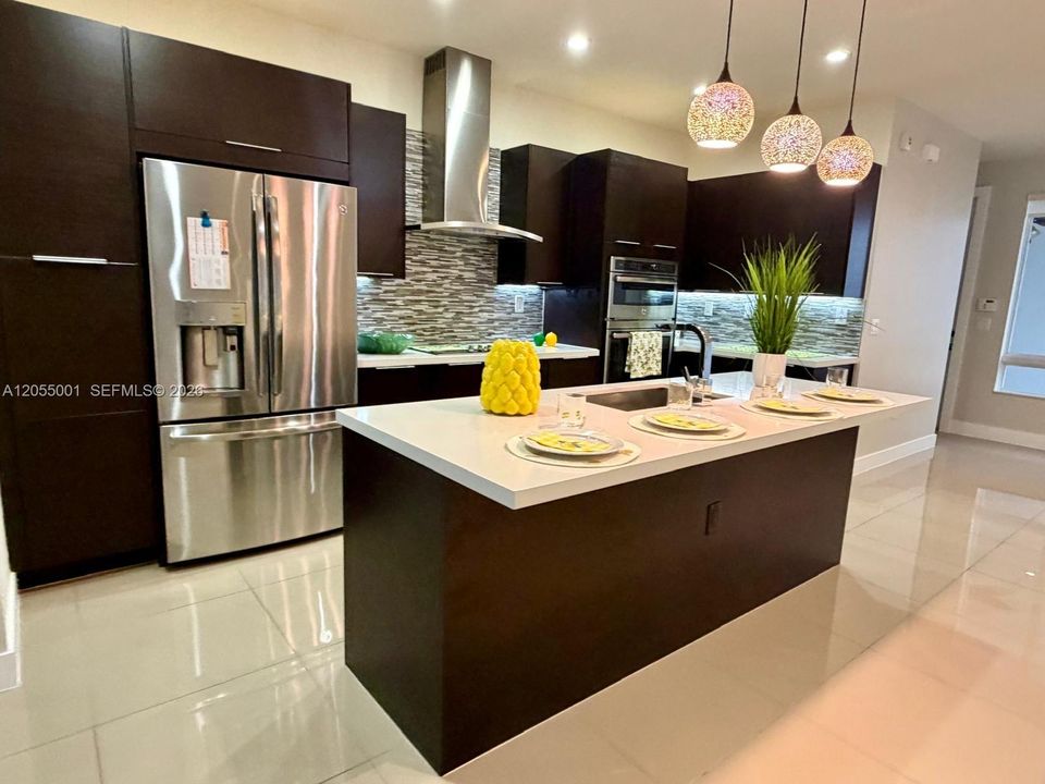 Activo con contrato: $4,500 (3 camas, 2 baños, 2317 Pies cuadrados)